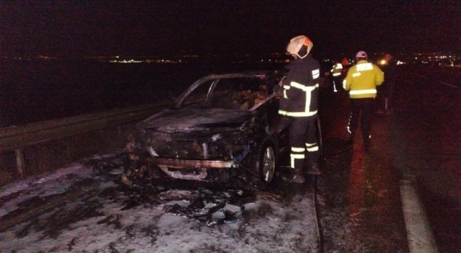 Bursa Orhangazi'de seyir halindeki otomobil küle döndü