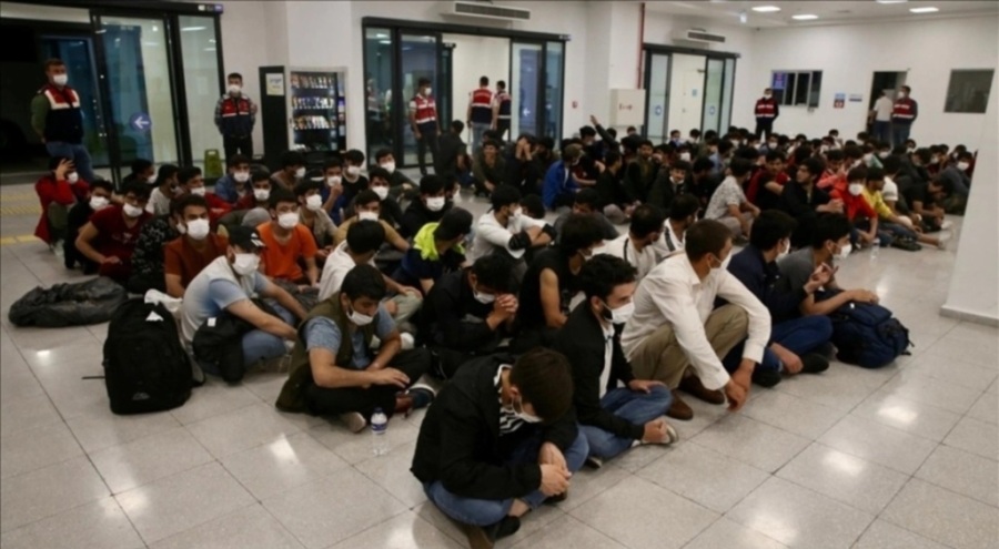 33 düzensiz göçmen sınır dışı edildi