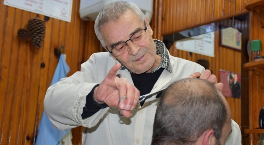 Bursa'daki berber 57 yıldır makasını elinden bırakmıyor
