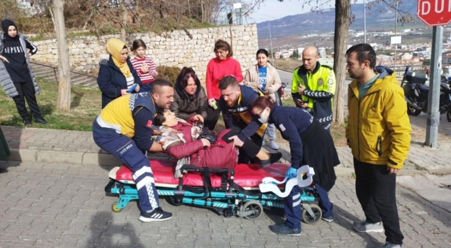 Bursa'da rampada geri kayan minibüsten atlayan kadın yaralandı