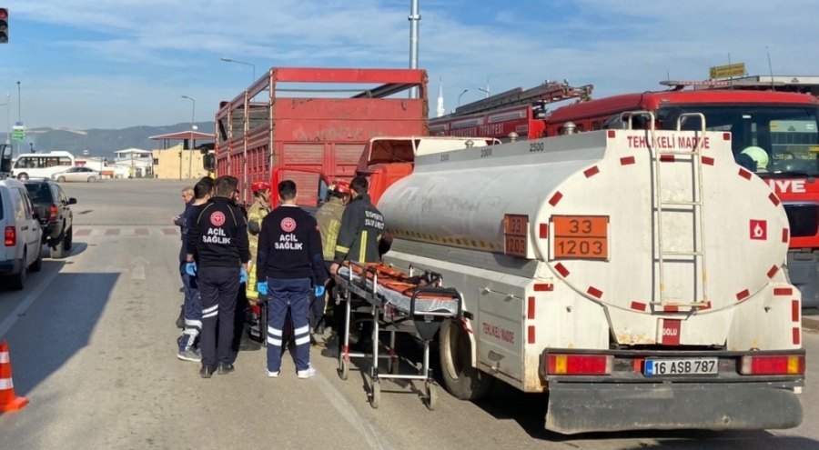 Bursa'da yakıt tankeri kamyona çarptı! Sürücüyü kurtarmak için zamanla yarışıldı