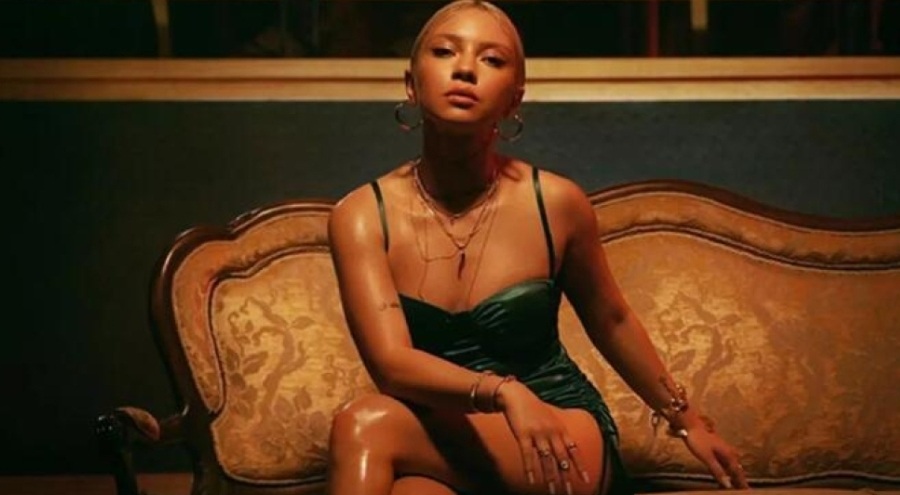 Ece Seçkin'in elbisesini gören hayran kaldı