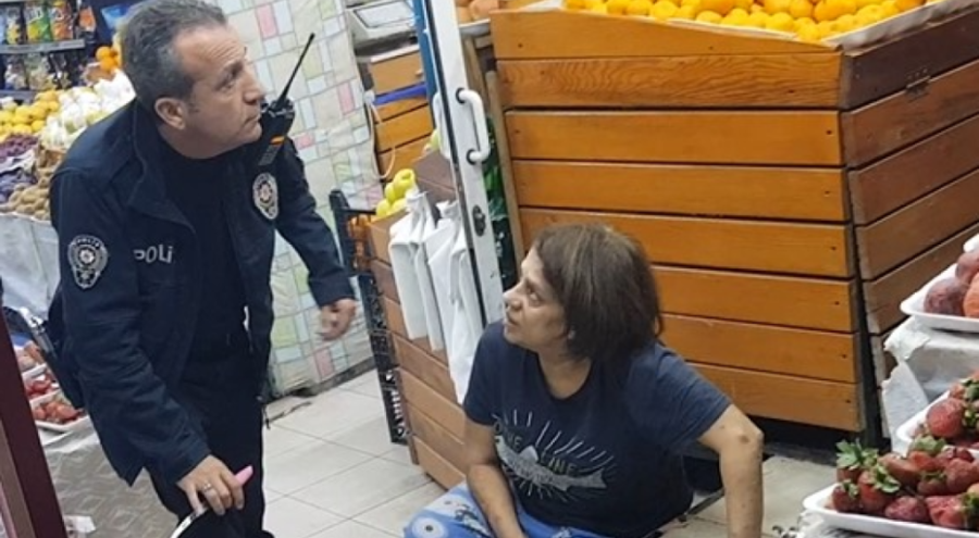 Oğlu tarafından bıçaklandı, yaralı halde markete sığındı