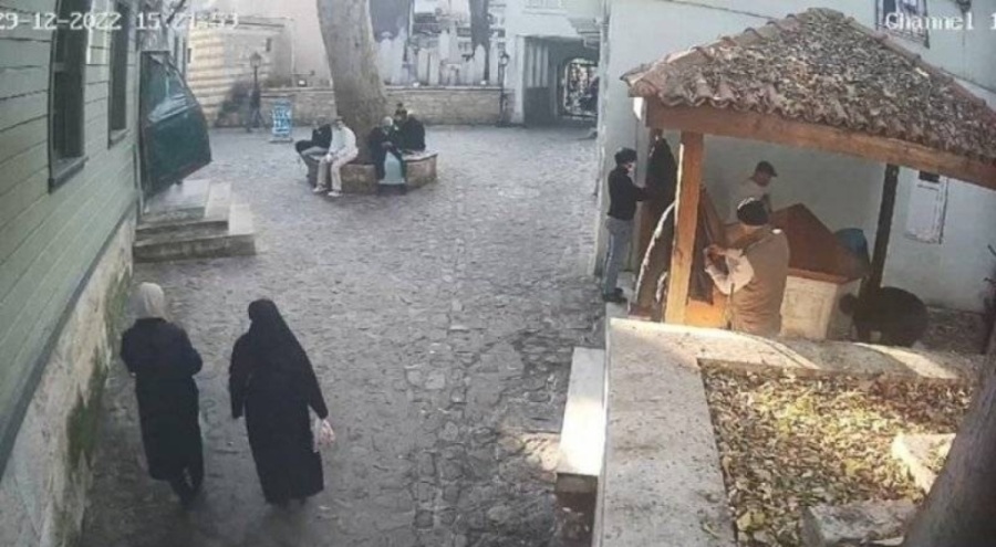 Camide abdest alırken 9 bin dolarını çaldırdı