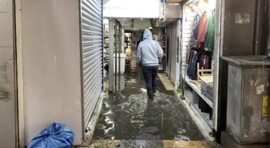 Şiddetli sağanakla İzmir'de iş hanını su bastı