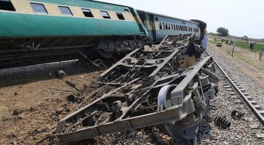 Pakistan'da yolcu trenine bombalı saldırı