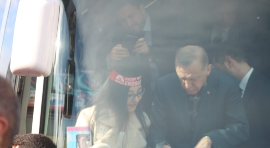 Cumhurbaşkanı Erdoğan'ın kitabını imzaladığı genç kız gözyaşlarına boğuldu