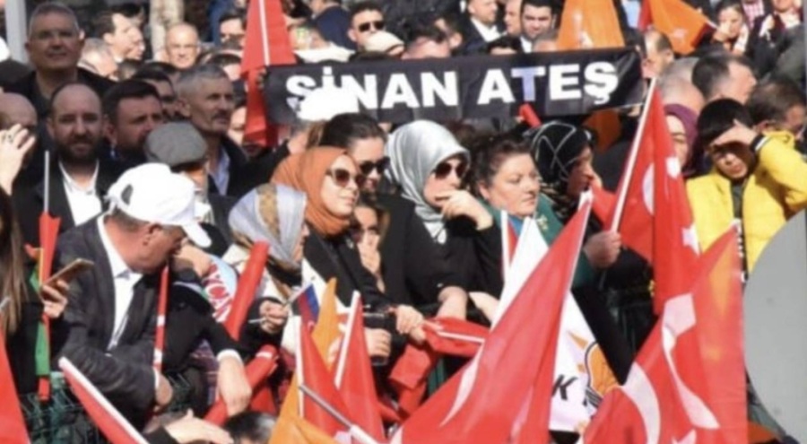 Erdoğan'ın Bursa mitinginde Sinan Ateş'in yakınları pankart açtı