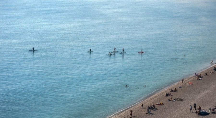 Antalya'da güneşli havayı fırsat bilen vatandaş denize girdi