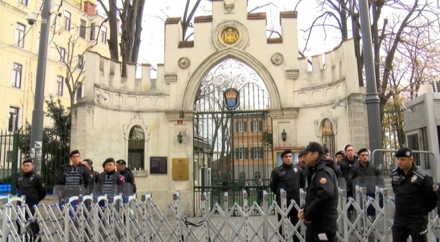 İsveç Konsolosluğu çalışanlarından konsolosluk önünde toplanan gruplara açıklama