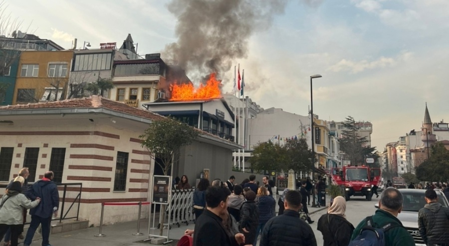 Sultanahmet'te çatı yangını