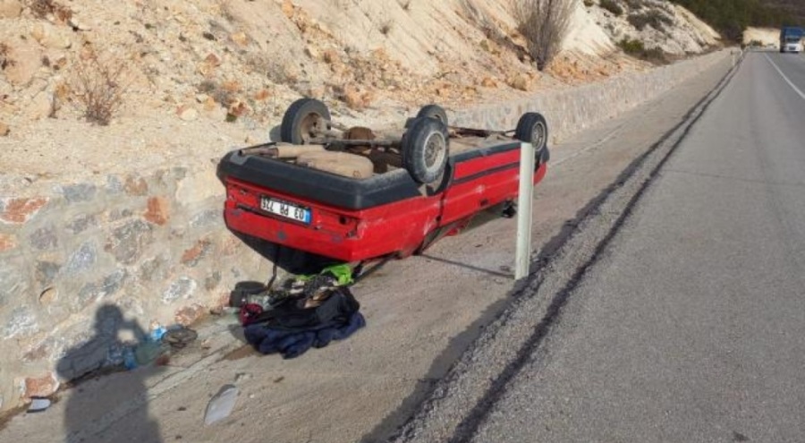 Afyonkarahisar'da otomobil bariyerlere çarparak devrildi