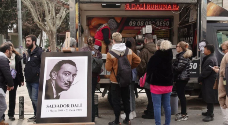 İstanbul'da Salvador Dali'nin ölüm yıl dönümünde lokma dağıtıldı