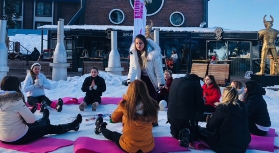 Uludağ'da karların üzerinde yoga yaptılar