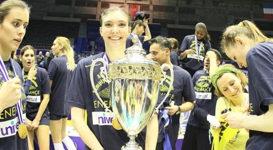 Naz Aydemir Akyol Eczacıbaşı'na transfer oldu