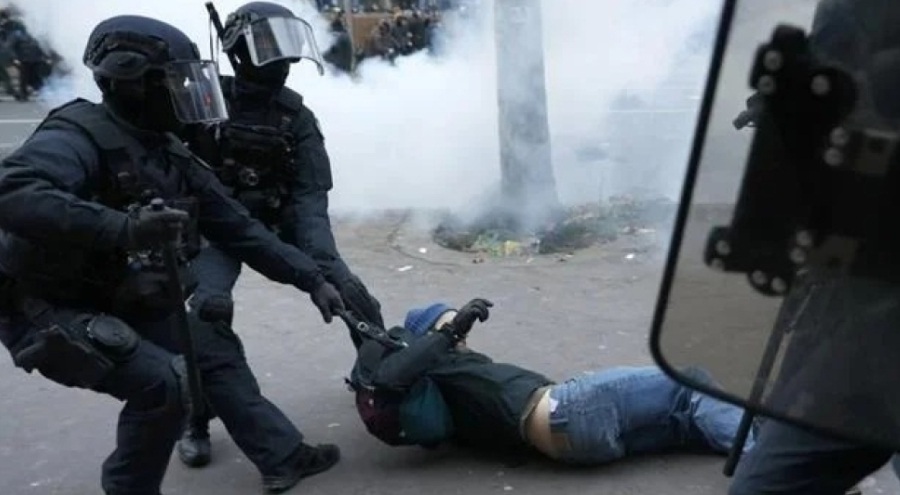 Paris'te emeklilik yaşı protestoları hız kesmeden devam ediyor