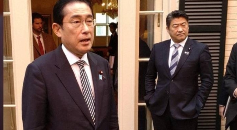 Ellerini cebine koyan Japonya Başbakan yardımcısı, annesinden azar yedi