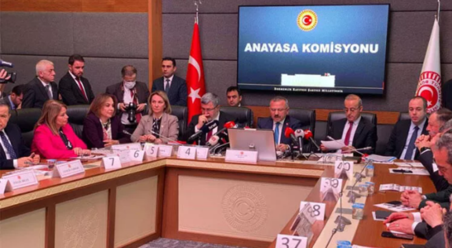 Başörtüsü teklifi TBMM Anayasa Komisyonu'nda kabul edildi