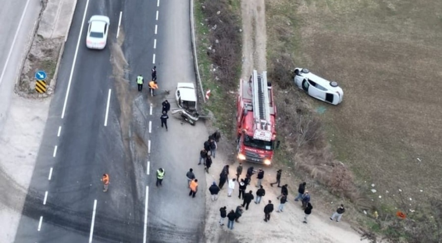 Bursa'da 2 otomobil çarpıştı: Araçlardan biri hurdaya döndü