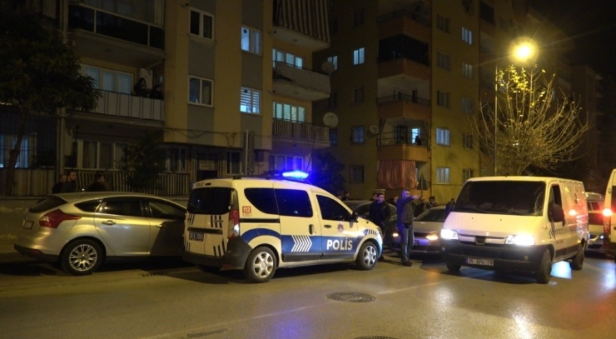 Eşarpla boğmaya çalıştığı eşini boğazını keserek öldürdü