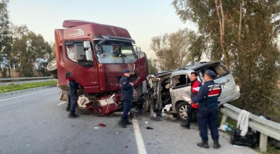 Kontrolden çıkan TIR iki kişiye mezar oldu