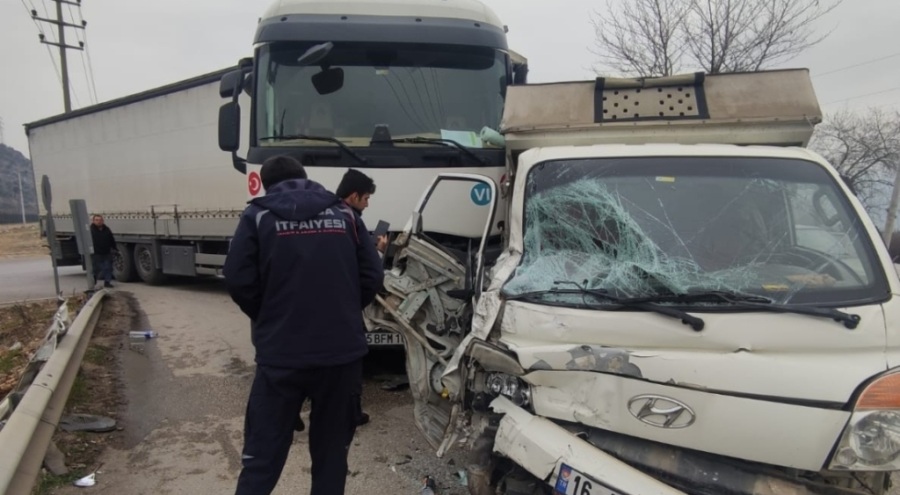 Bursa'da kaza! TIR ile kamyonet çarpıştı