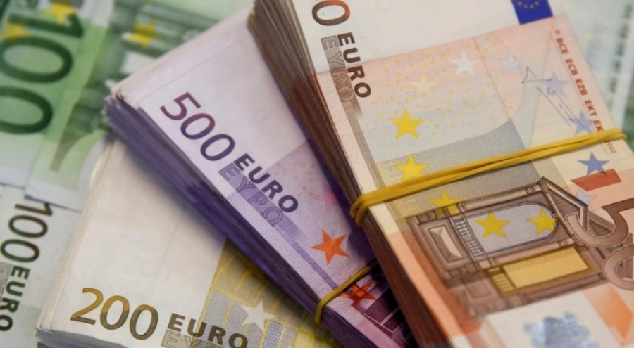 Euro yükselirken dolar sabit seyrediyor