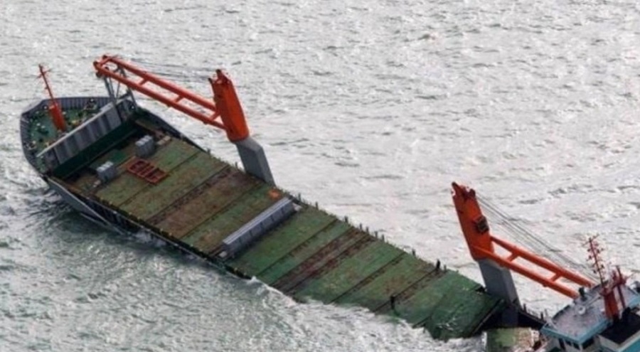 Japonya'da kargo gemisi battı, kayıplar var