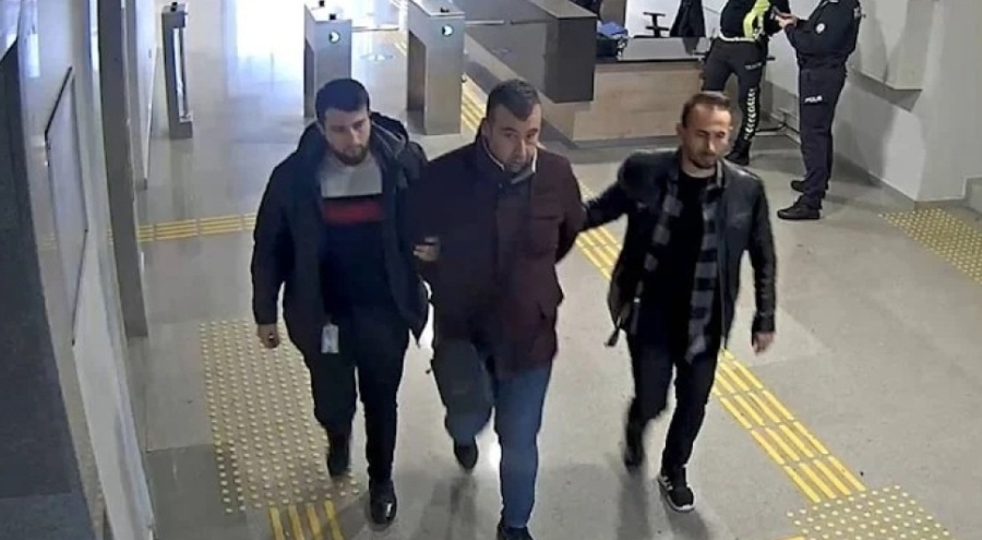 Dolandırıcılık suçundan aranan Mahir Acımış, annesini karşılamaya gelince havaalanında yakalandı