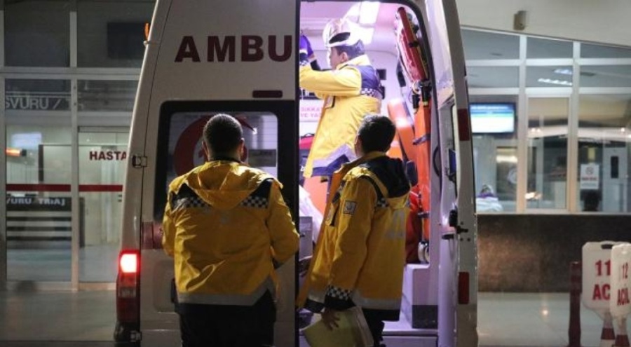 Adana'da otomobil duvara çarptı: 3 kişi yaralandı