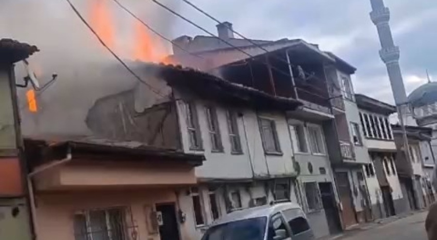 Bursa'da tarihi ev yandı!
