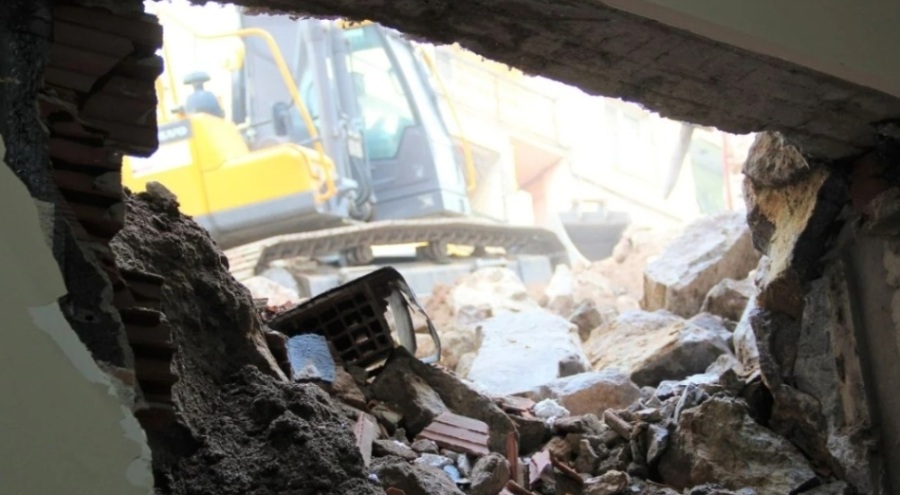 İş makinesi evin duvarını deldi, evde bulunanlar korktu