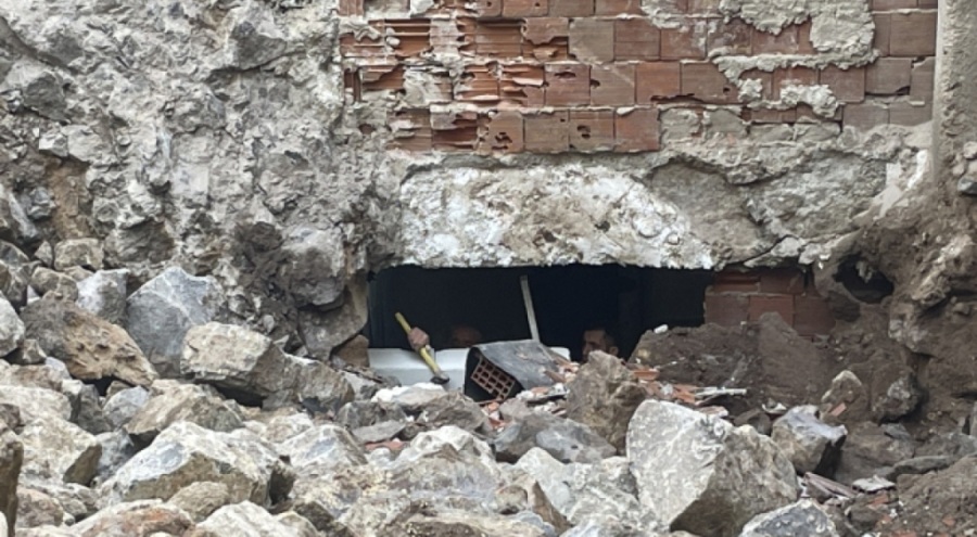 İzmir'de iş makinesi bitişik apartmandaki evin duvarını yıktı