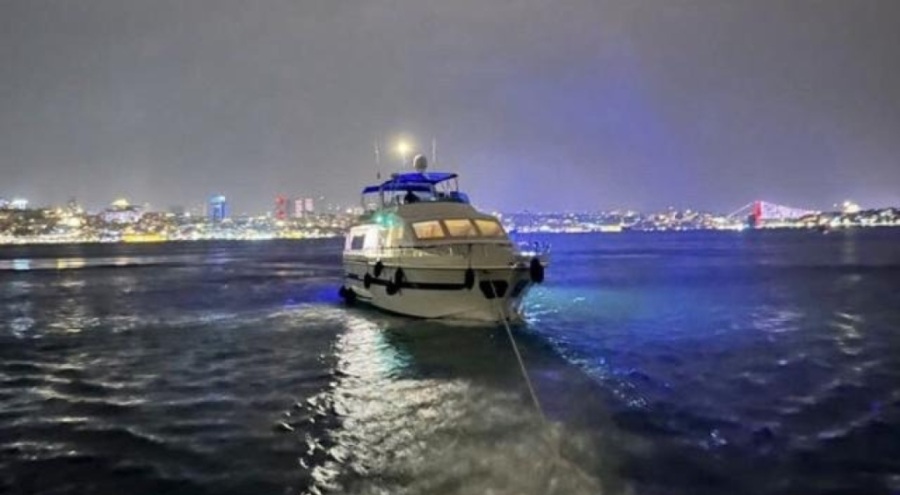 Sarayburnu'nda sürüklenen tekne kurtarıldı