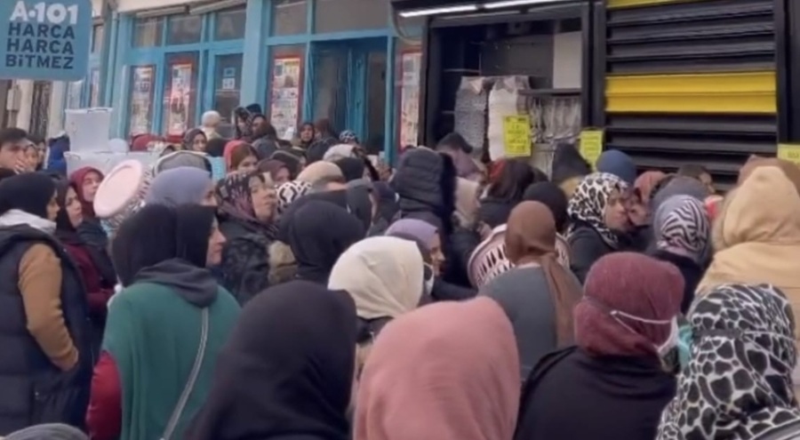 Bursa'da ev eşyası satan mağazada izdiham yaşandı