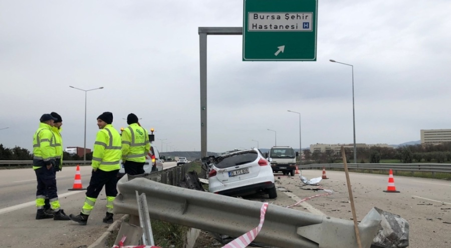 Bursa'da bariyer saplanan otomobilde sürücü hayatını kaybetti