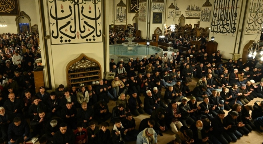 Bursa'da camilerinde kandil coşkusu yaşandı