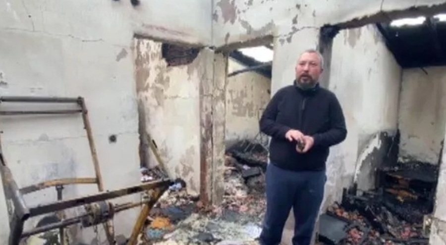 Evin çatısına yıldırım düştü