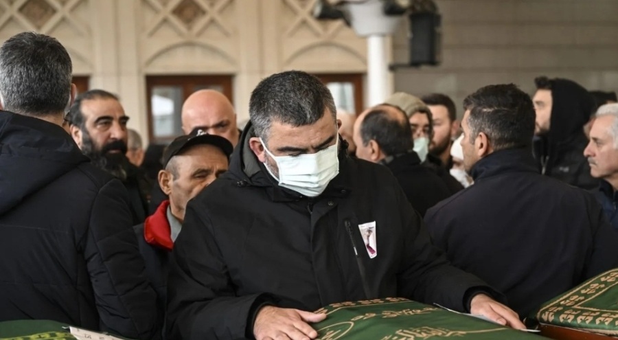 Ümit Özat, babasına gözyaşlarıyla veda etti