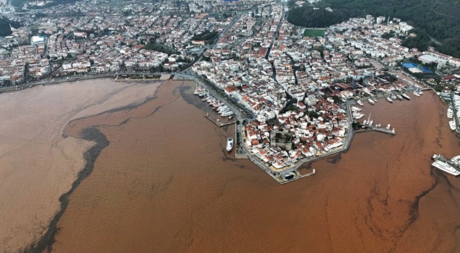 Marmaris'te denizin rengi kahverengiye döndü