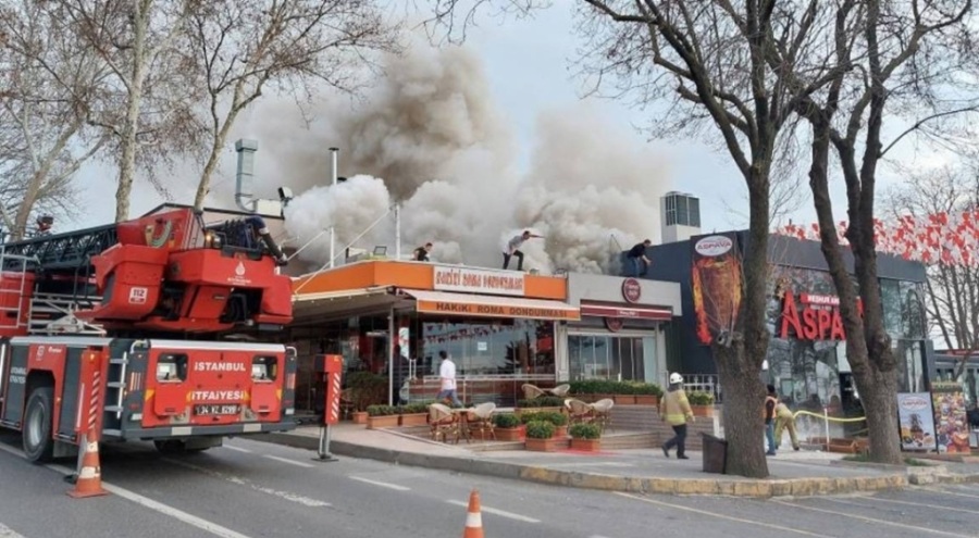 İstanbul'da restoranın bacasındaki yangın yan restorana sıçradı