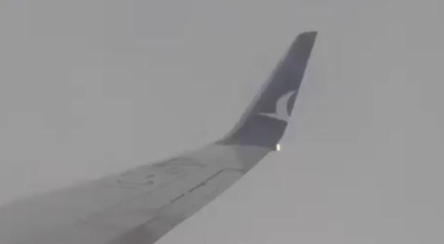 Antalya'da uçağa yıldırım isabet etti, o anlar kameraya yansıdı