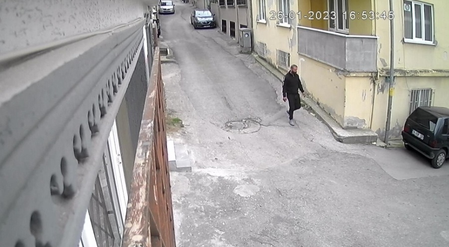 Bursa'da elini kolunu sallaya sallaya soydu!