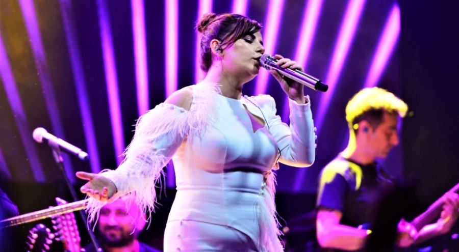 Merve Özbey'den Bursa'da arabesk gecesi