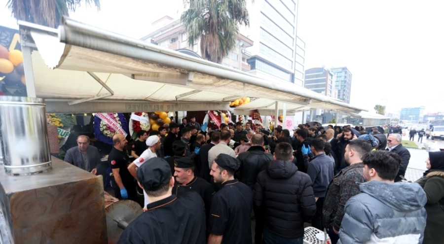 Bursa'da 1 ton cağ kebabını dağıttılar
