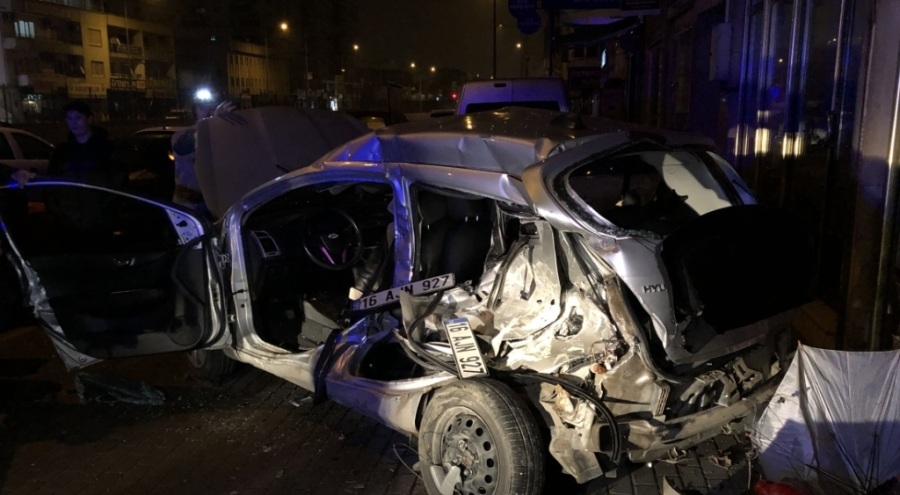 Bursa'da kontrolden çıkıp park halindeki araçlara çarptı!