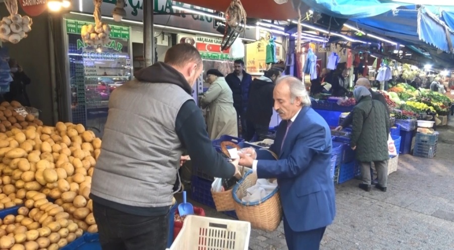 Bursa'nın kravatlı simitçisi tarihi çarşının neşe kaynağı