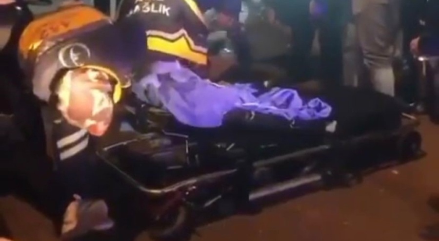 El freni çekilmeyen araba halay çekenlerin arasına daldı: 1 ölü