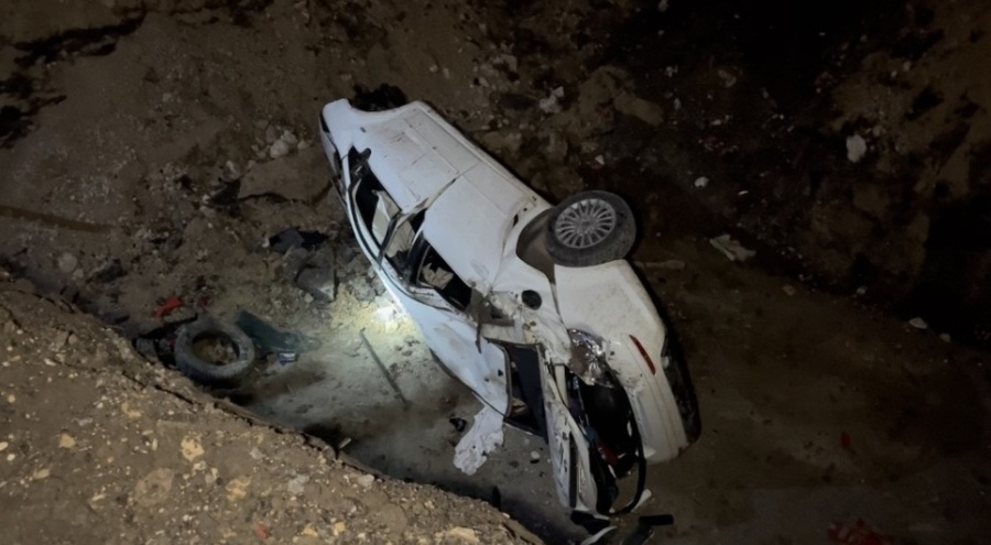 Bursa'da kontrolden çıkan otomobil metro inşaatına uçtu