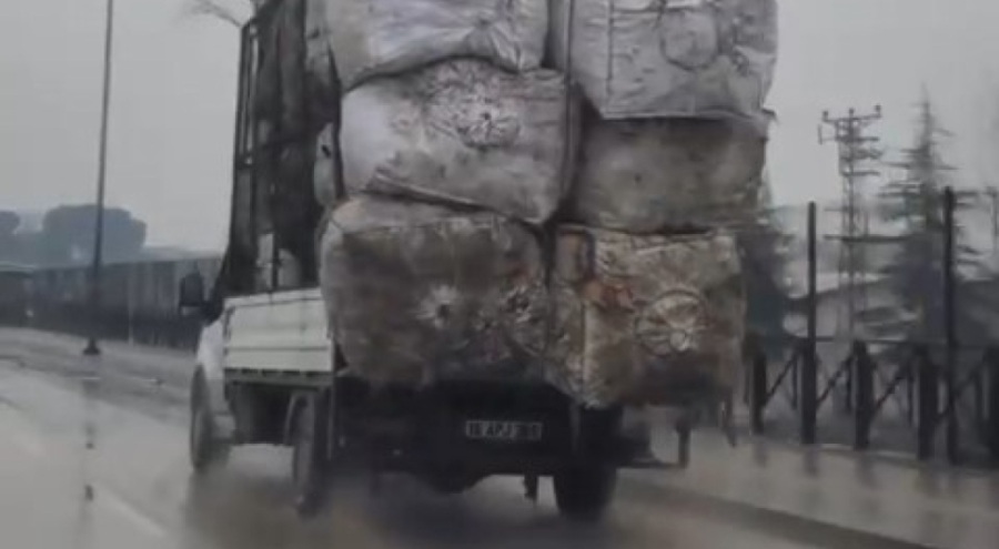 Bursa'da trafikteki tehlikeli taşımacılık kameraya yansıdı